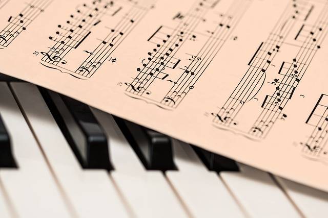 Comment lire une partition de piano : les bases indispensables